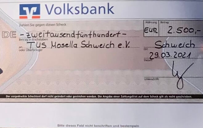 Mosella erhält 2.500,00 €-Scheck von der Volksbank überreicht