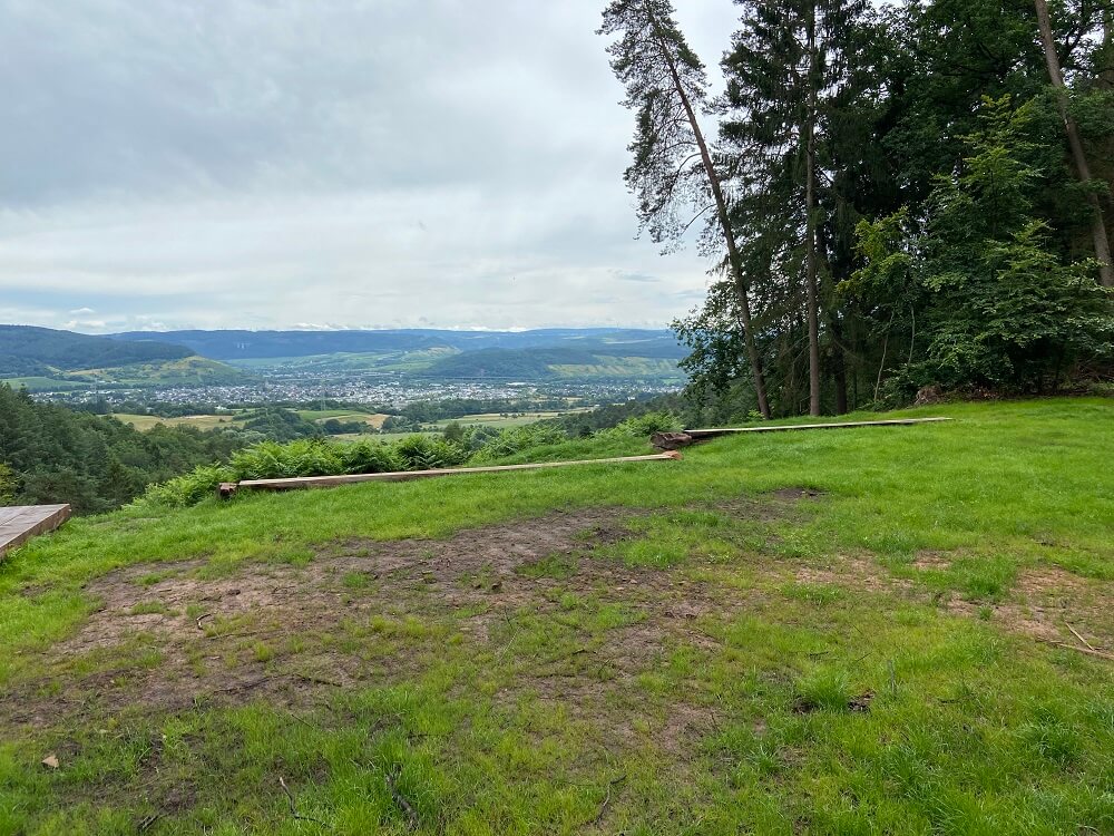 Rasenfläche am Meulenwald-Moseltal-Blick Meulenwald-Moseltal-Blick
