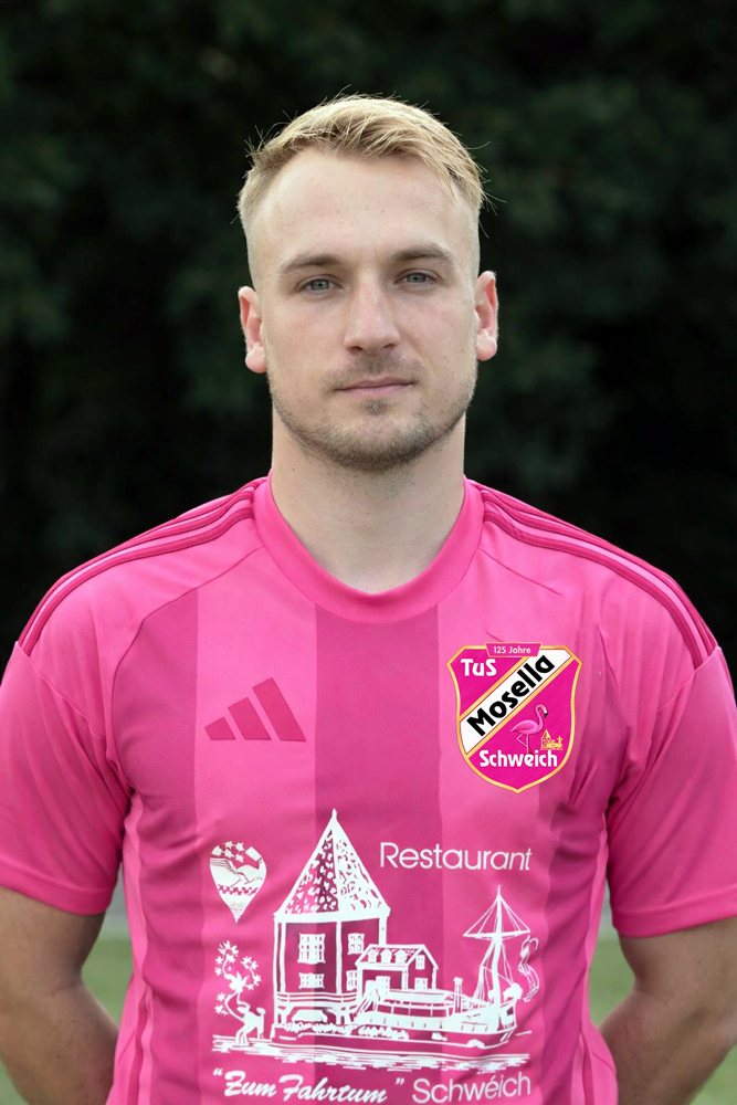 Der Kapitän der 1. Mannschaft der Abteilung Fußball, Jens Schneider, präsentiert stolz das neue Trikotdesign