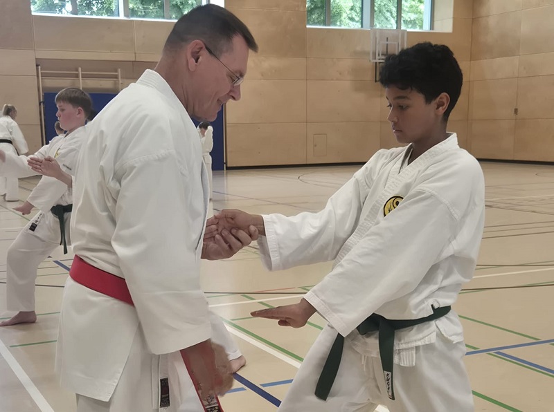 Kata Erklärung beim Karate-Kinderlehrgang