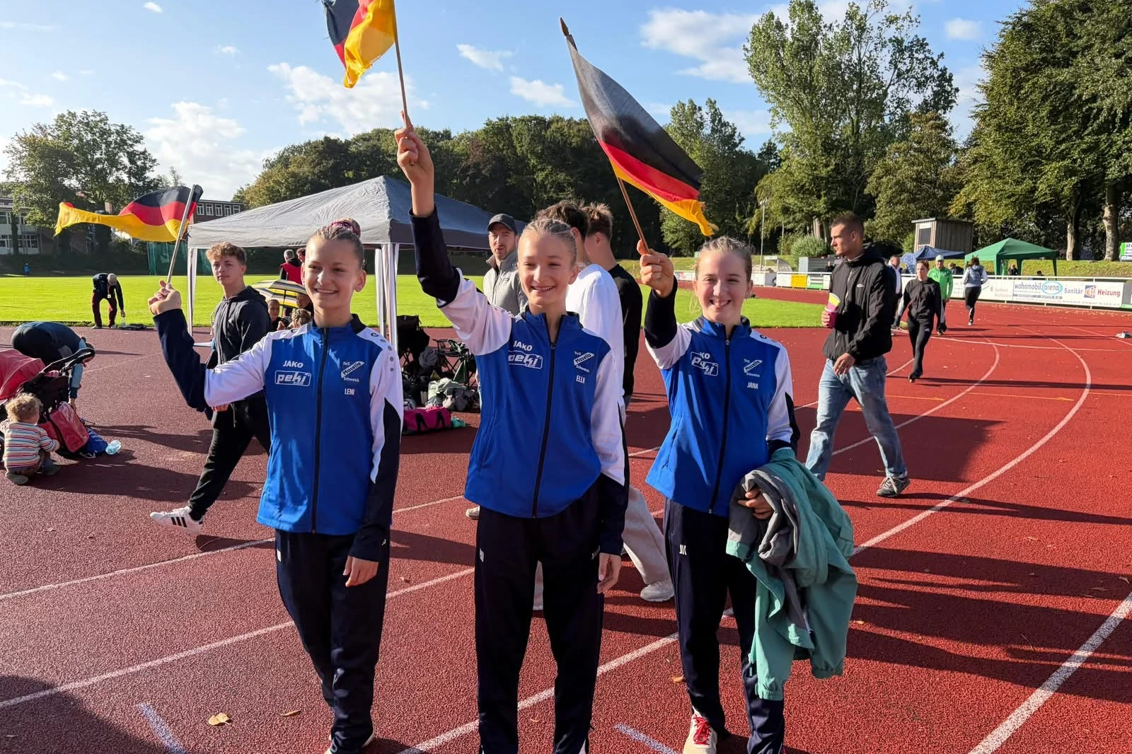 Mosella-Turnerinnen bei den Deutschen Mehrkampfmeisterschaften Turnerinnen des TuS Mosella Schweich e.V. mit Deutschlandfahnen bei den Deutschen Mehrkampfmeisterschaften