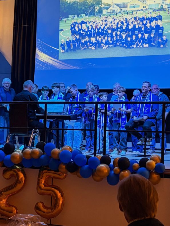 Gemeinsames Singen beim Beitrag der Fußballabteilung.