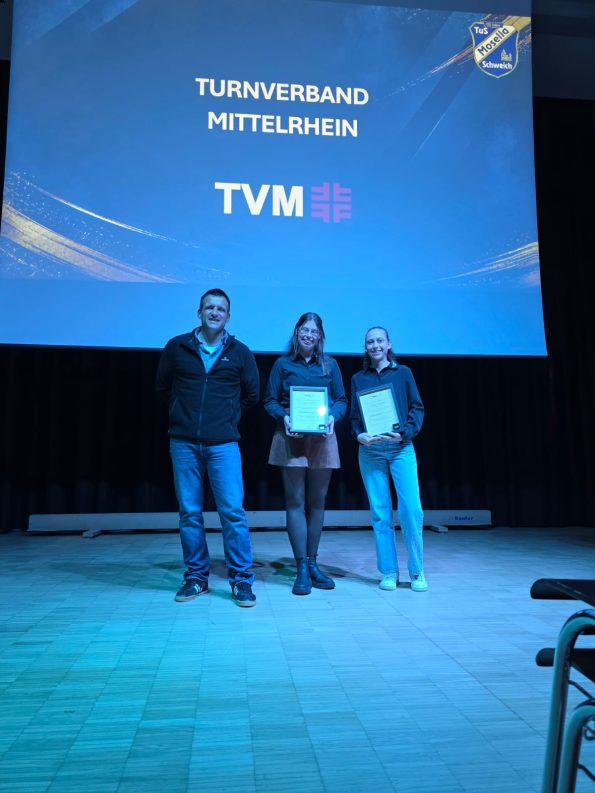 Luisa Seeberger und Alina Kiefer werden vom Turnverband Mittelrhein ausgezeichnet.