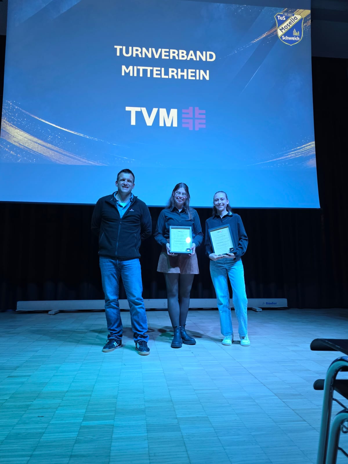 Luisa Seeberger und Alina Kiefer bei der Ehrung des Turnverbandes