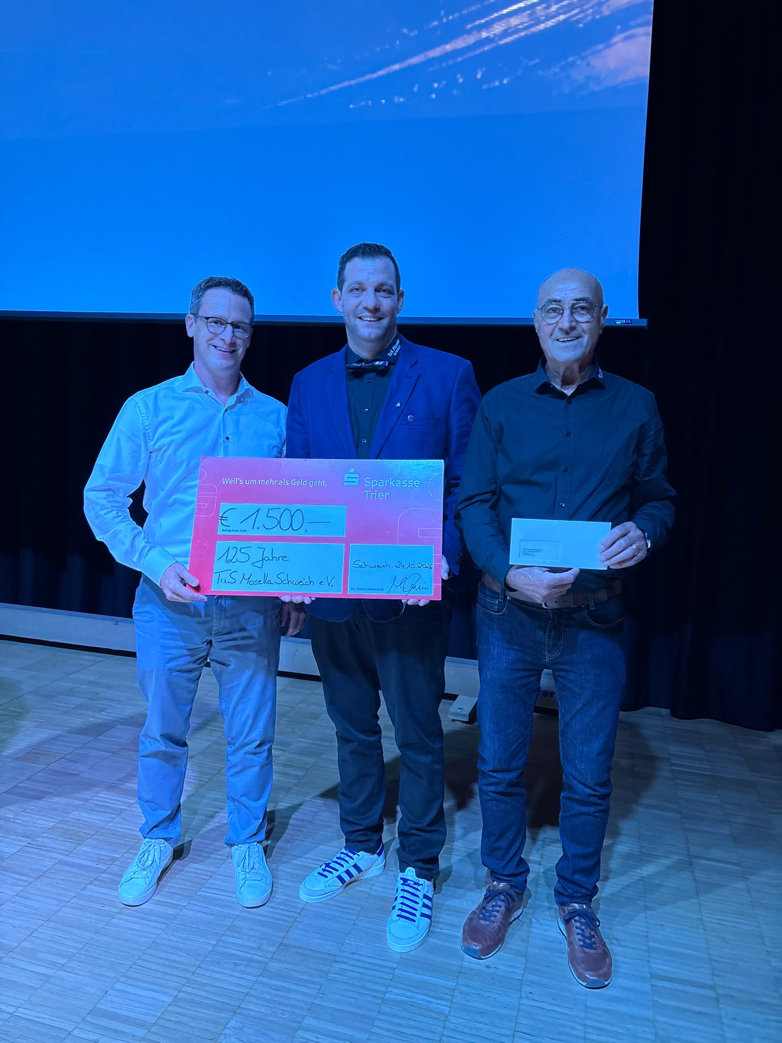Harald Emmrich und Egbert Konder mit dem Vertreter der Sparkasse Trier bei der Scheckübergabe