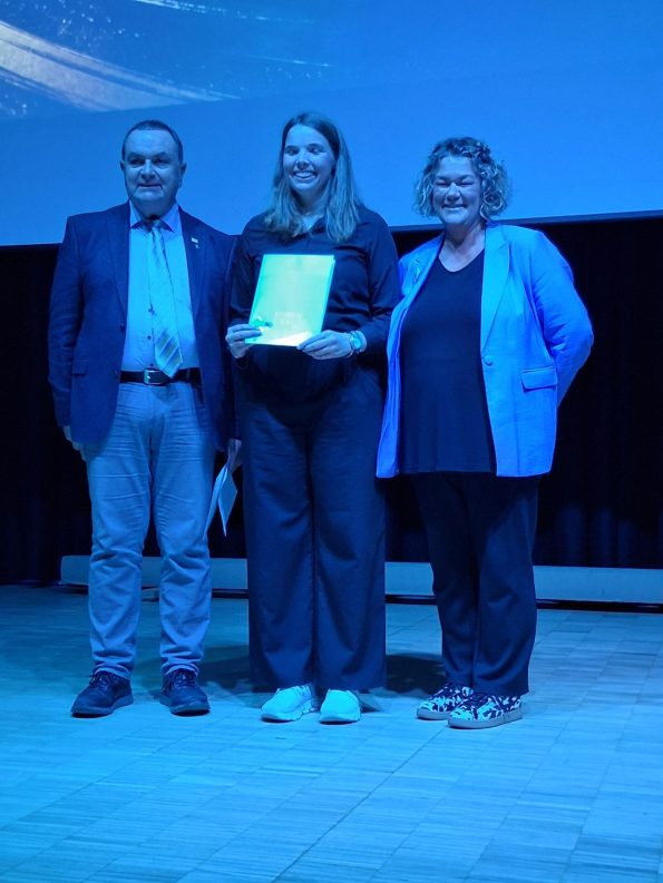 Laura Lehne erhält die bronzene Ehrennadel des Sportbundes Rheinland.