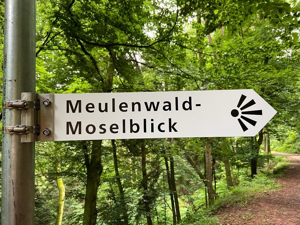 Beschilderung im Meulenwald zum Meulenwald-Moseltal-Blick Beschilderung im Meulenwald zum Meulenwald-Moseltal-Blick